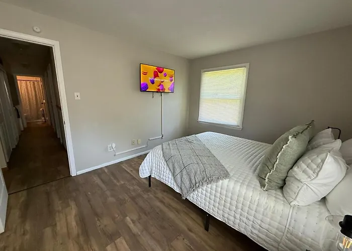 Charming 3 Bedroom Near Shopping Extended Stays Welcome