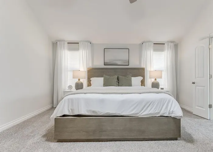 Spacious Modern Comfort Fabulous 15Th!