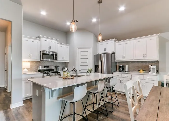 Spacious Furnished 4Br Yukon Home Backyard
