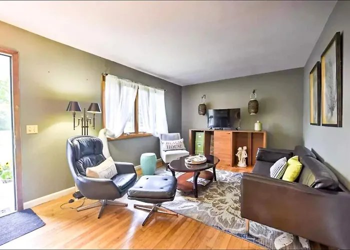 Vacation Cottage In The Heart Of Narragansett
