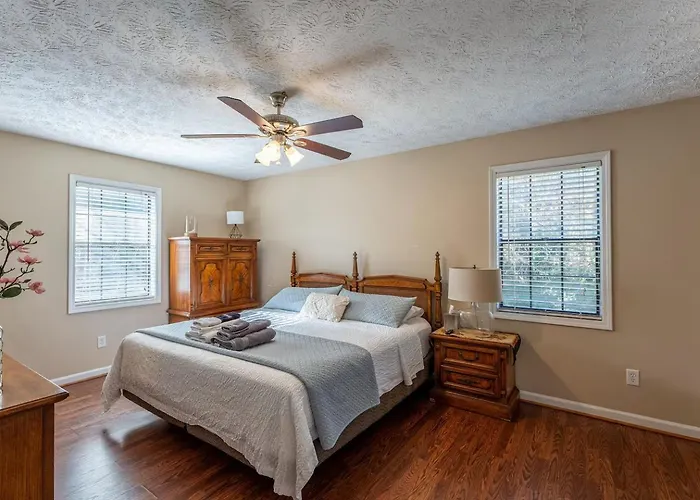 Peachtree City Home Near Lake With Yard & Firepit