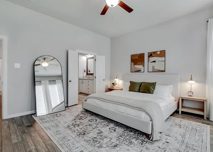 Your Home Away From Home Beautiful Retreat!