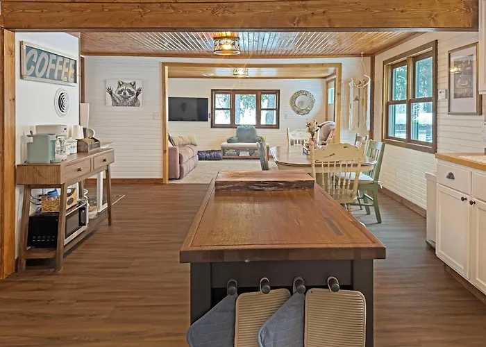 Ultimate Hayward Trailhead Cabin - Base Camp 77
