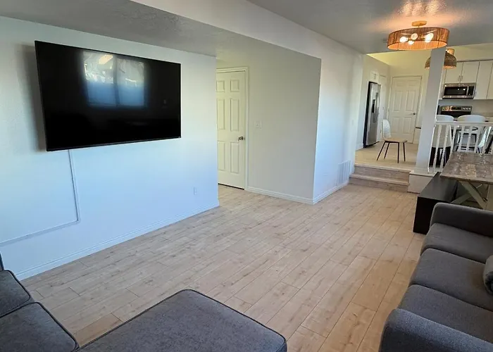 Cute Quiet 4 Bed 3 Bath Home By Park And Shopping