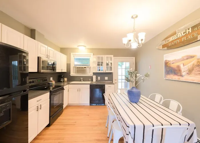 Adorable 3 Bedroom Beach House - Walking Distance