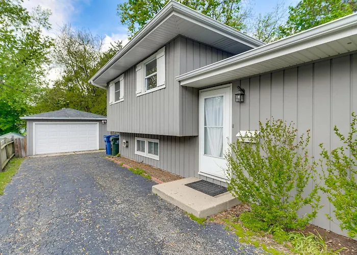 2 Mi To I-88 & Hospital! Extended Naperville Stay