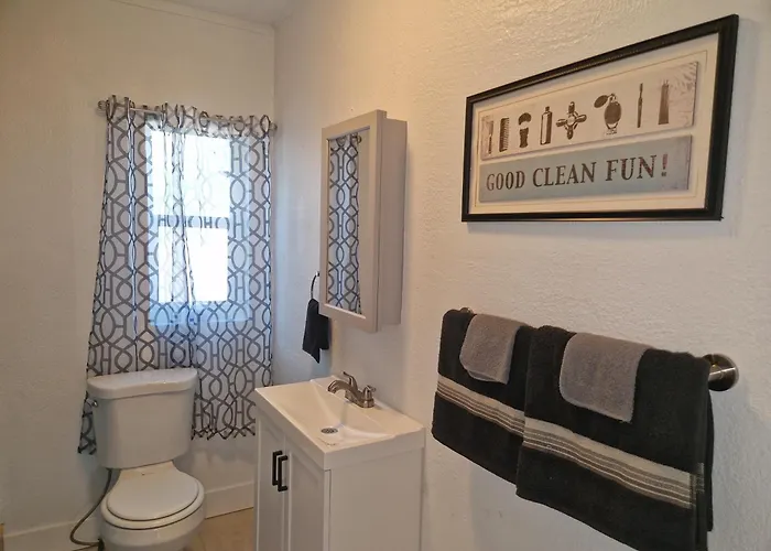 Nice 1 Bedroom Apartment In Sunny Days Motel 3