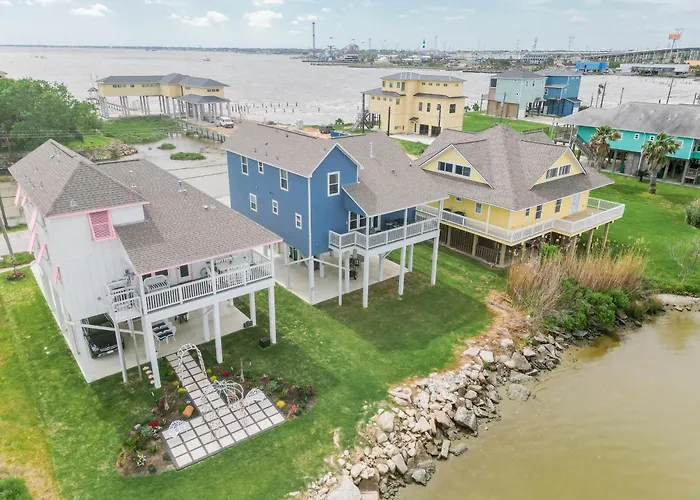 Waterfront Gem Near Kemah Sunset Views