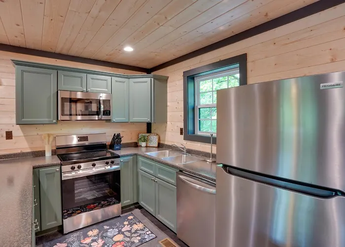 Walk To Kentucky Lake! Pet-Friendly Murray Duplex