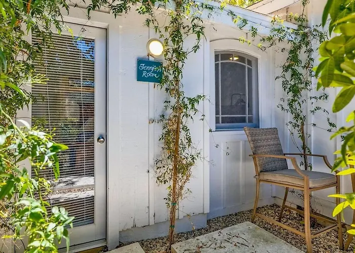 Coastal Guest Suite | King Bed, Steps To Town