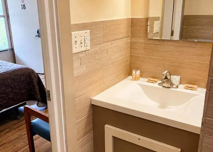 Room 18-1 Queen Suite-Woodland Motor Lodge