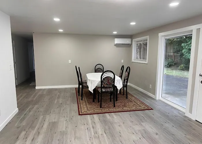 Remodeled 5Br I 5Bed I Marble Baths I Near Seatac Airport