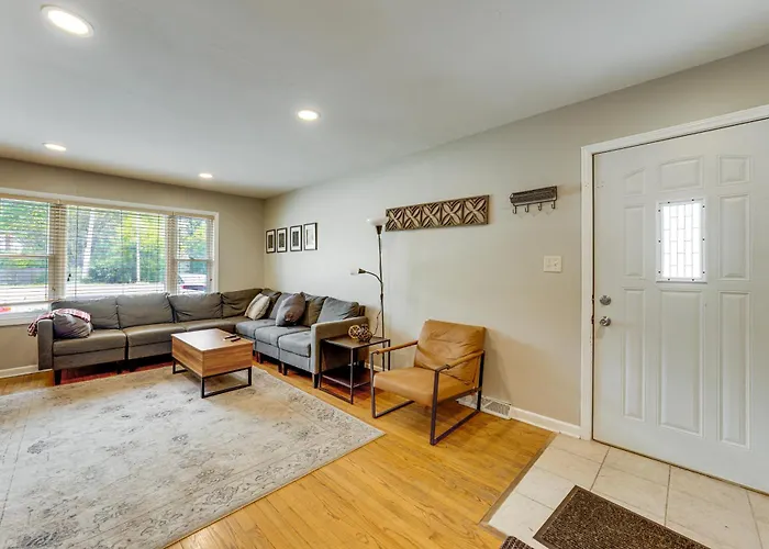 2 Mi To I-88 & Hospital! Extended Naperville Stay