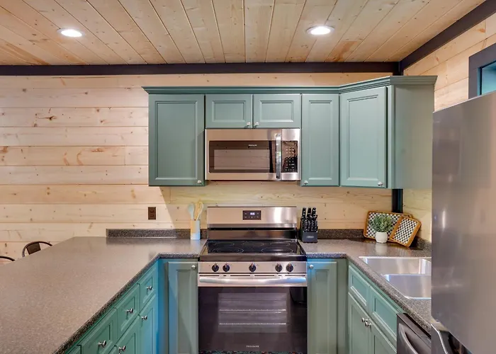 Steps To Lake! Pet-Friendly Murray Retreat W/ Deck