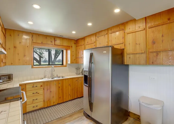 Private Mountain View Retreat Near Glacier