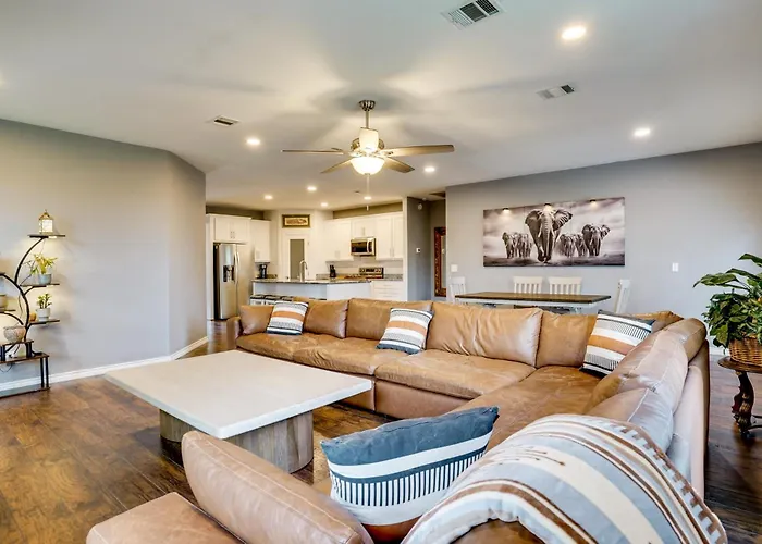 Walk To Lake Granbury: Home W/ Fire Pit!