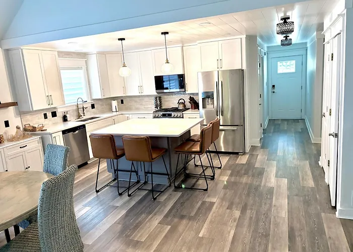 Lake Lanier Escape Near Atlanta Dock & Kayaks 2 Kitchens, 2 Laundry Arcade Pool Table And More!
