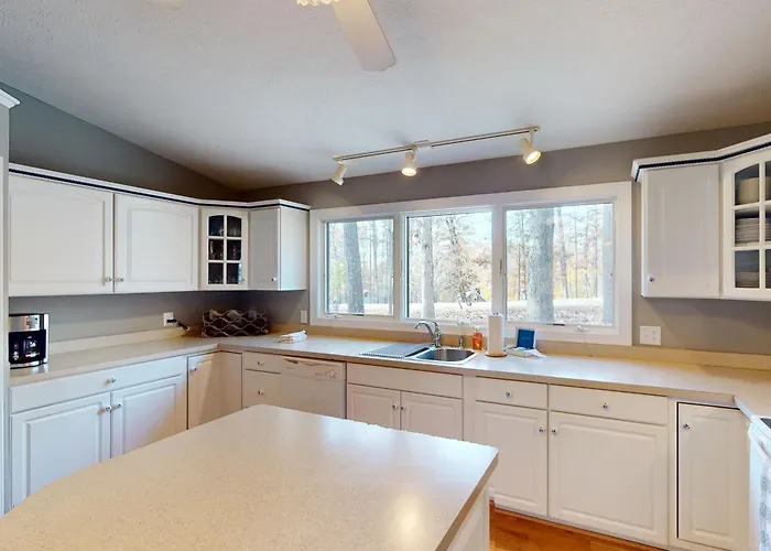 Lakeside Park - Spacious Pet Friendly House W/Hot Tub, Kayaks, Air Hockey, Deck & Patio