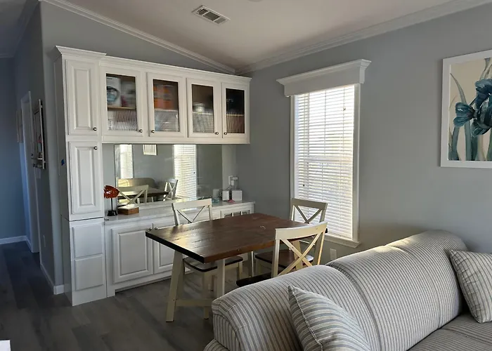 Lakefront Beach Retreat, Fort Myers Beach, Sanibel, Pickleball, 2 Pools, Fitness Center, & More!