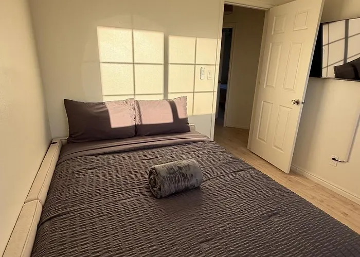Cute Quiet 4 Bed 3 Bath Home By Park And Shopping