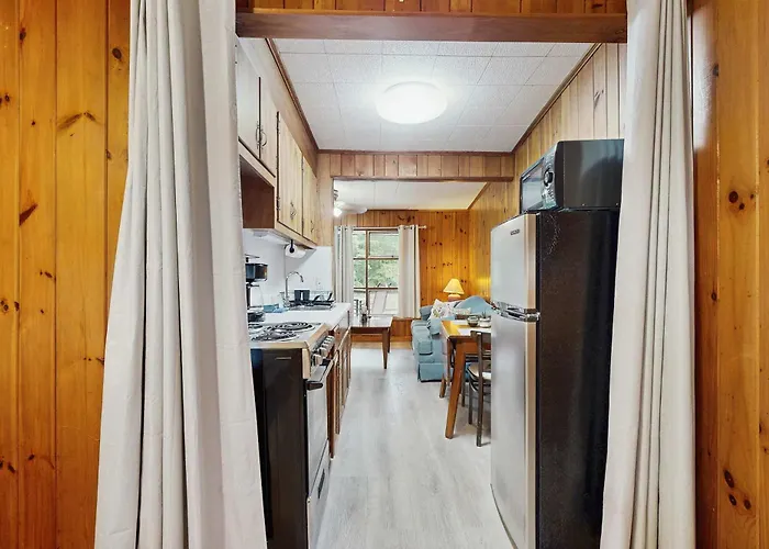 Lakeside Condo Dog-Friendly With Ac Large Porch Shared Amenities Beach Access Pool Tennis