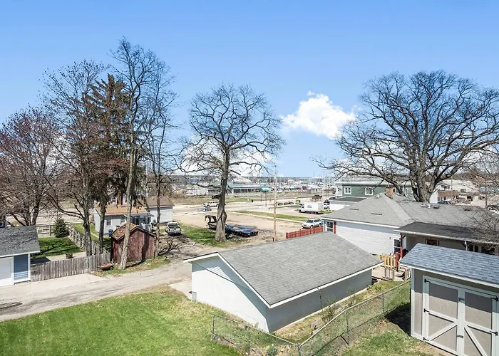 Modern, Charming, Family Retreat. Great Location
