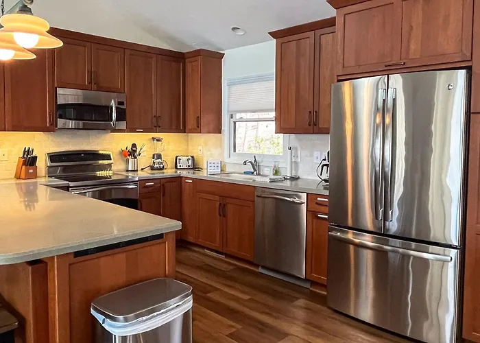 Lakedaze - Spacious Dog-Friendly Lakefront House W/Dock, Hot Tub & Putting Green