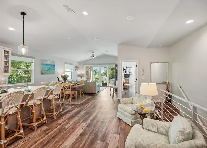 Private Heated Pool & Hot Tub Retreat - Longboat Key Coastal Living