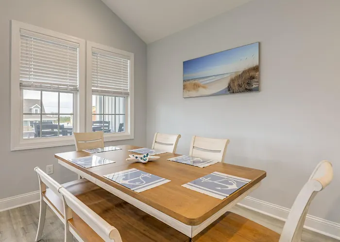 Coastal Views & Hot Tub! Sneads Ferry Getaway