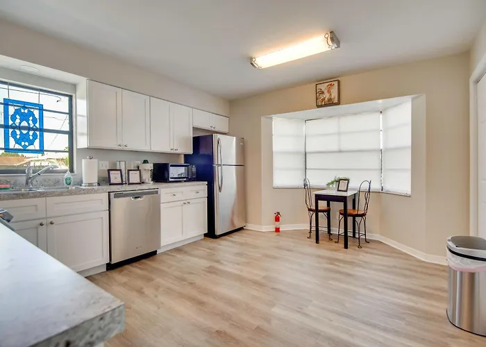 Whole House, Big Yard, Garage: 20 Min To Beach!