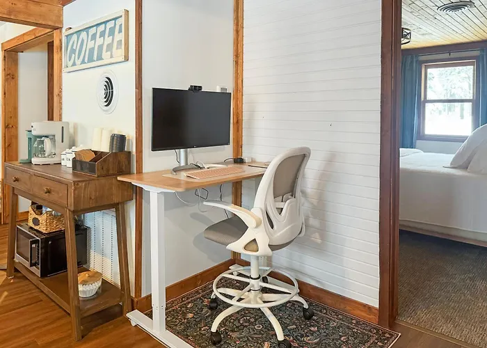 Ultimate Hayward Trailhead Cabin - Base Camp 77