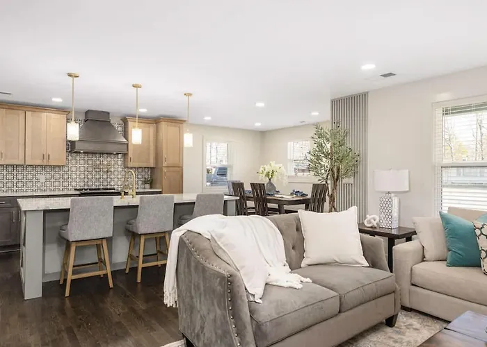 Stylish Family Retreat With Gourmet Kitchen & Fast Wifi