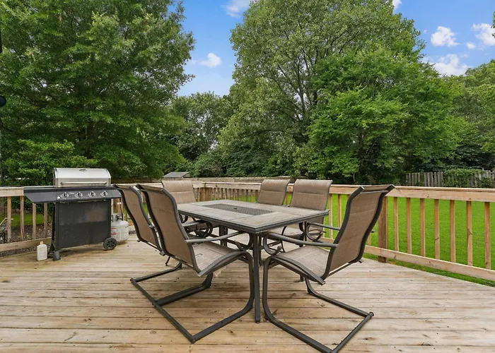 Cape Cod Pet-Friendly Home