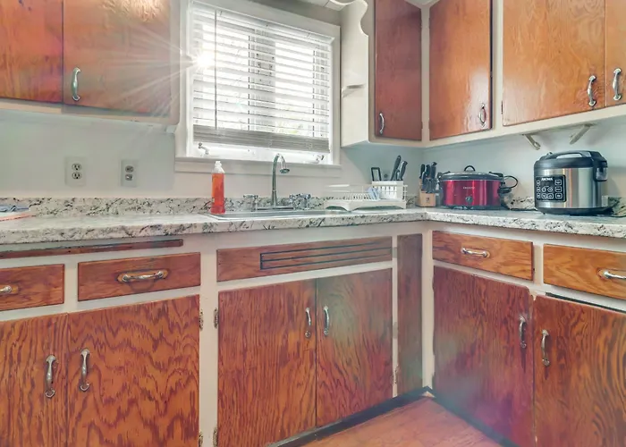Extended Stay Home W/ Yard In Farmington Hills!