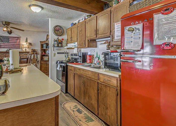 Walk To Dtwn Cloudcroft! Cozy Mtn Cabin W/ Hot Tub