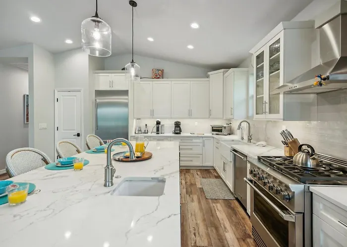 Private Heated Pool & Hot Tub Retreat - Longboat Key Coastal Living