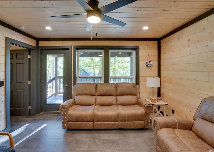 Walk To Kentucky Lake! Pet-Friendly Murray Duplex