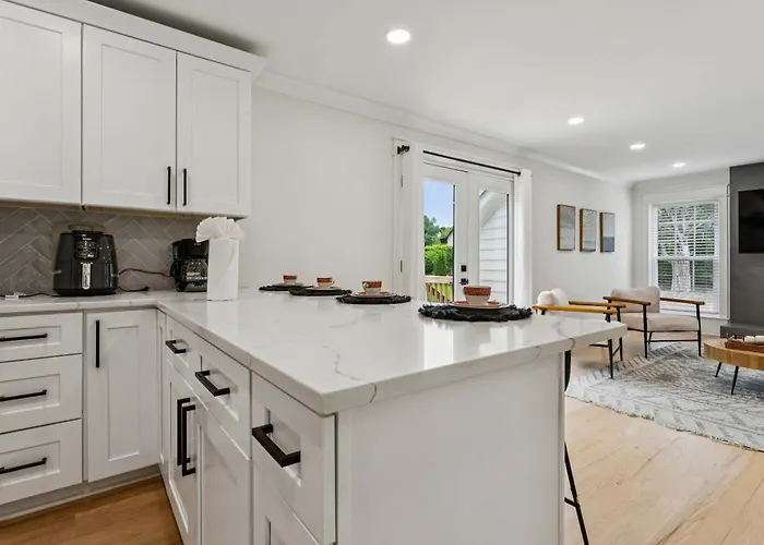 Cape Cod Pet-Friendly Home