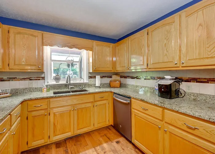 Hiawassee Porch: Getaway Near River, Lake & Trails