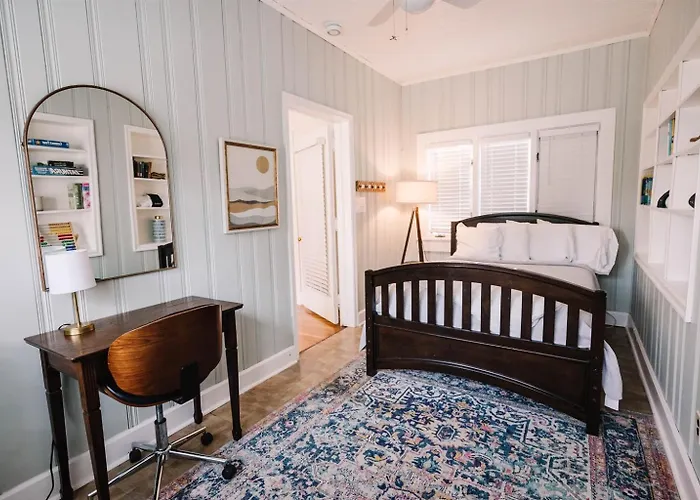 The Marshall House- Walk To Averett & Downtown- 5 Mins To Caesars Virginia