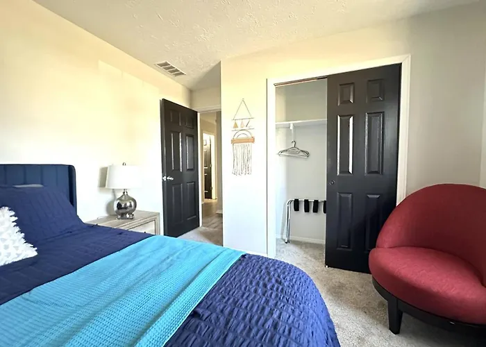 4Br Modern Ranch | Sleeps 8 | Fenced Yard