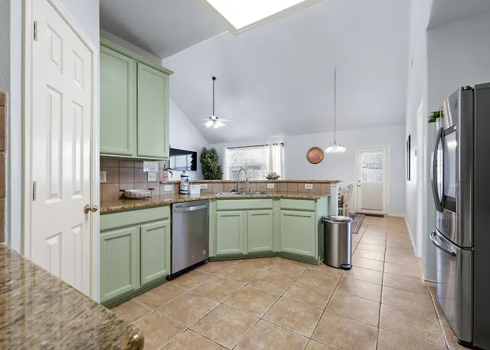 Spacious Mansfield Masterpiece - 4 Bedrooms