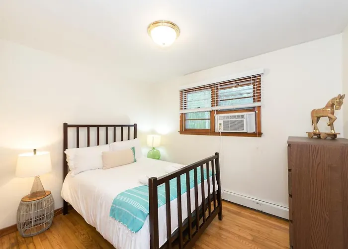 Adorable 3 Bedroom Beach House - Walking Distance