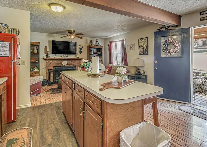 Walk To Dtwn Cloudcroft! Cozy Mtn Cabin W/ Hot Tub
