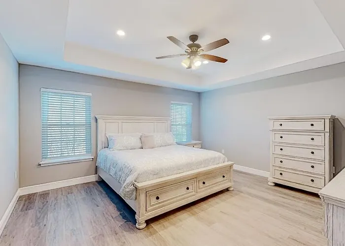 Serene Home With Grill Patio Deck & Kitchen - Snowbird Friendly