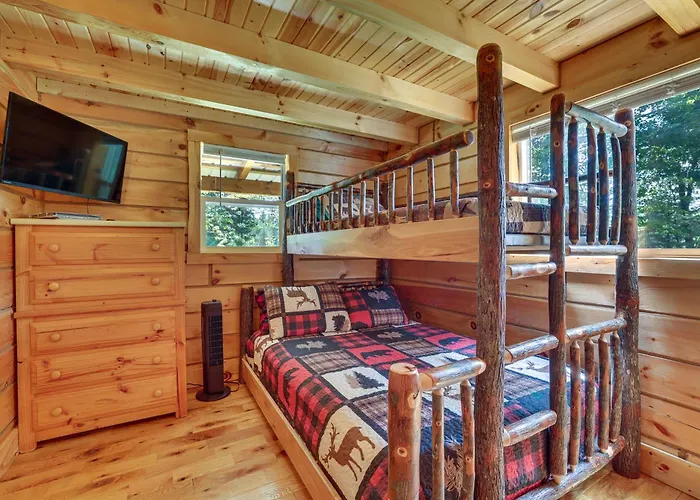 Near Trails, Lakes, Parks! Country Cabin