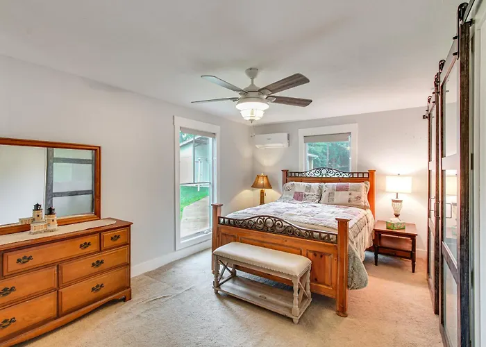 Waterfront Couples Retreat W/ Views In Andalusia!