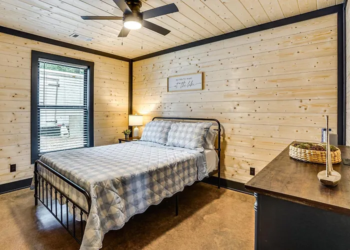 Kentucky Lake Escape: Family Cabin W/ Fire Pit