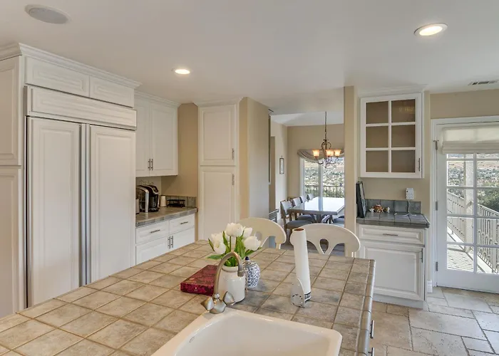 Amazing Mtn & City Views! Simi Valley Hideaway
