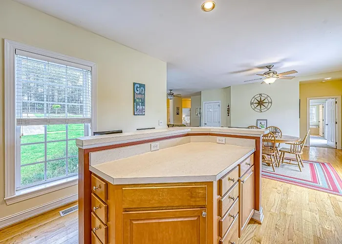 Lake Lover'S Delight - Lakefront Home With Private Dock & Pool Table - Dogs Ok